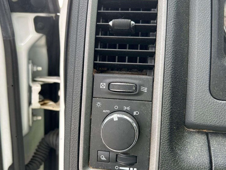 2015-dodge-1500-image-15