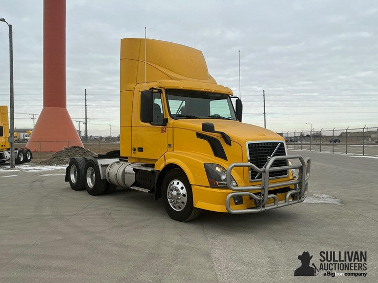 2017-volvo-vnl64t300-image-3