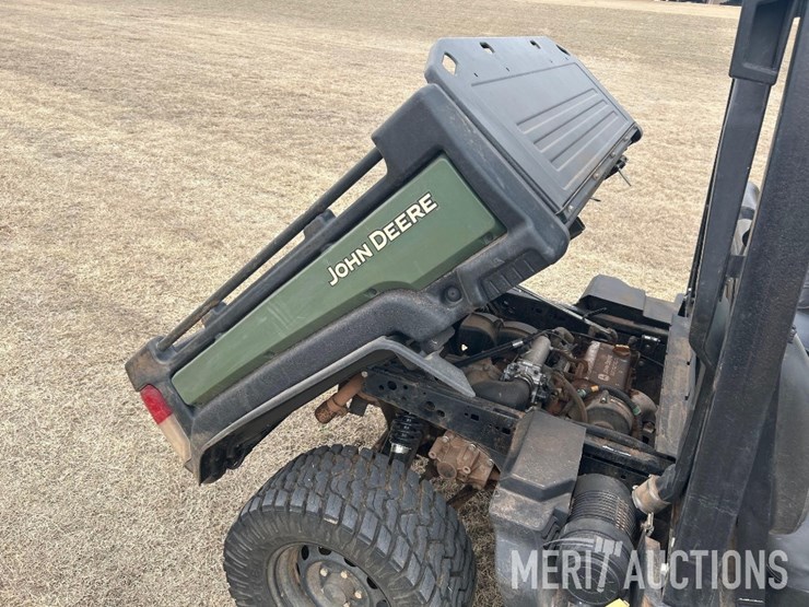 2022-john-deere-gator-image-27