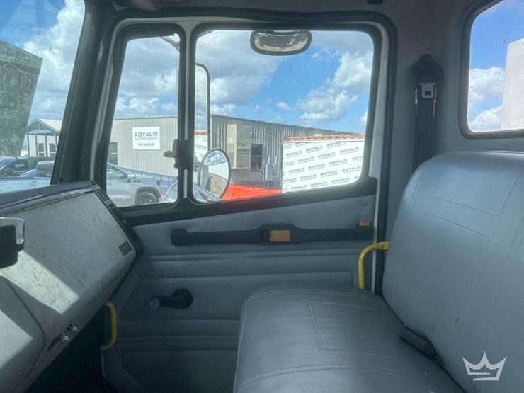 1999-freightliner-fl80-image-15