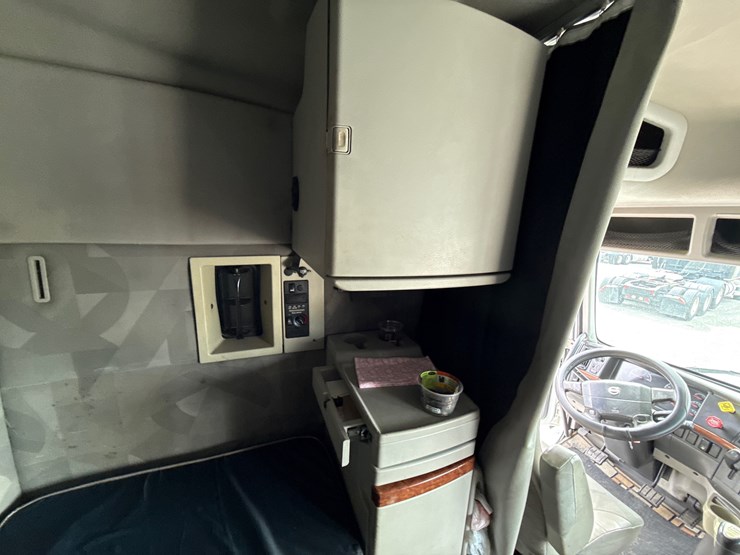 #30941-•-2010-volvo-vnl-tandem-axle-truck-tractor-image-45