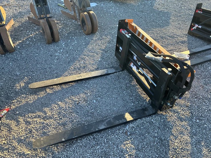 #115408-•-skidsteer-pallet-forks-hyd-adj-image-1