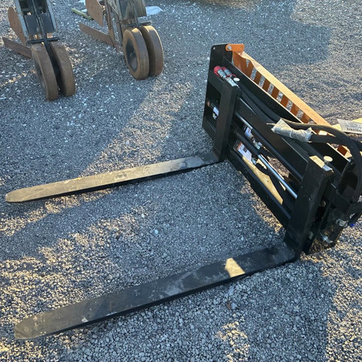 #115408 • SKIDSTEER PALLET FORKS HYD ADJ