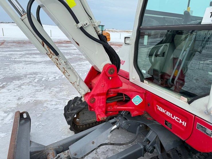 takeuchi-tb240-image-30