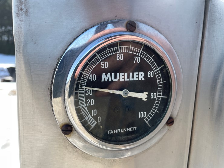 #305-•-600-gallon-mueller-stainless-steel-bulk-tank-image-8