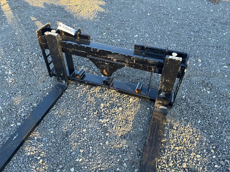 #115443-•-60"-skidsteer-mt-pallet-forks-image-3