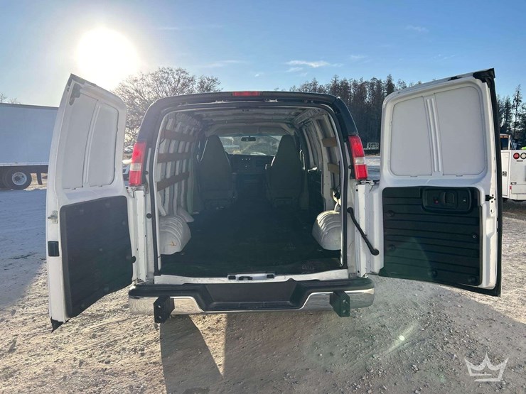 2023-chevrolet-express-2500-image-18