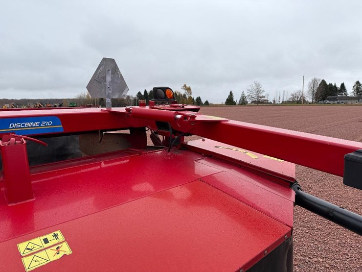 new-holland-210-image-11