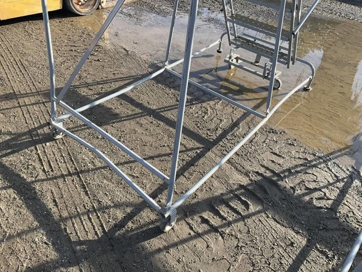 u-line-8.5'-portable-steel-step-ladder-image-5