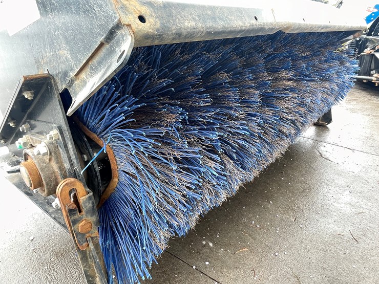 #4909-•-virnig-skid-steer-mount-72"-hydraulic-angle-broom-image-17