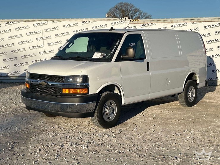 2023-chevrolet-express-2500-image-1