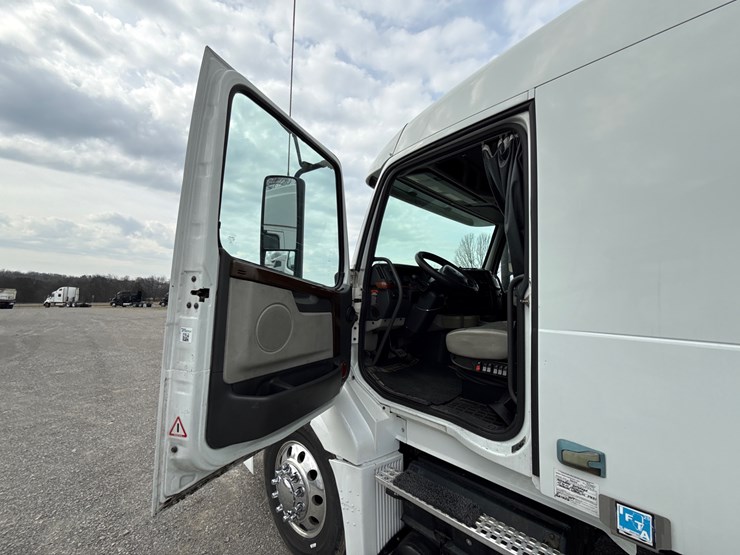 #30941-•-2010-volvo-vnl-tandem-axle-truck-tractor-image-31