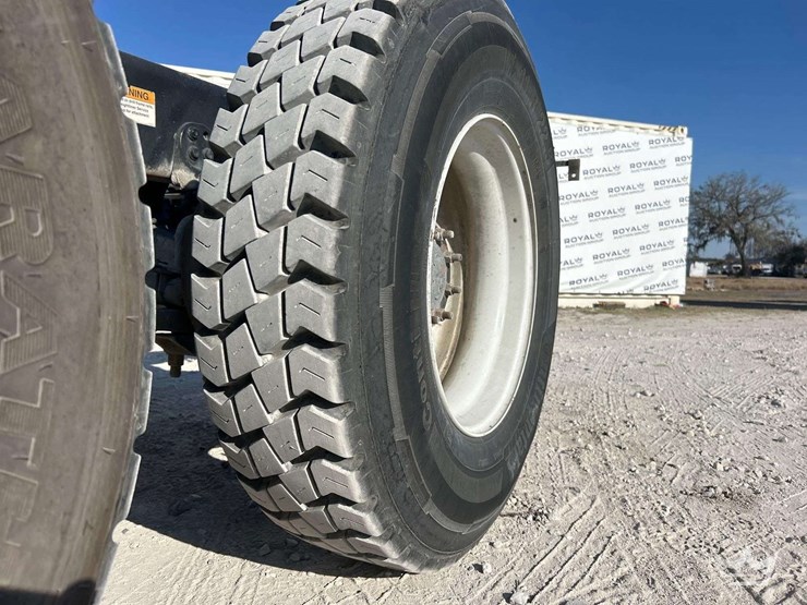 2013-freightliner-cascadia-125-image-38