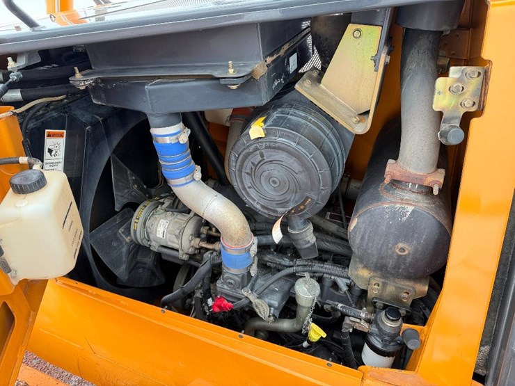 2011-case-1650l-xlt-image-52