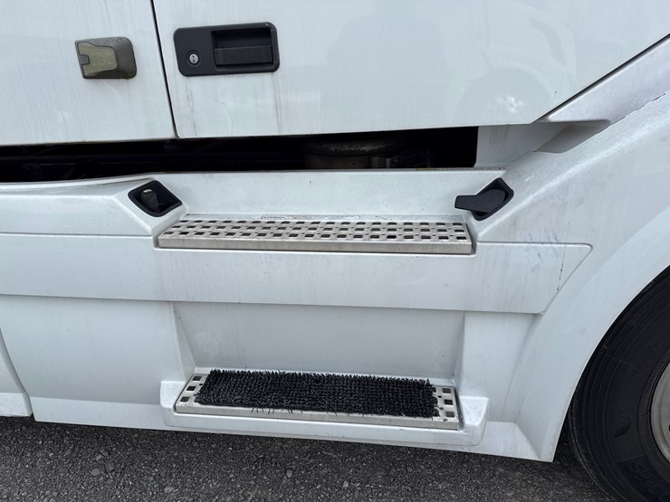 #30939-•-2012-volvo-vnl-tandem-axle-truck-tractor-image-15