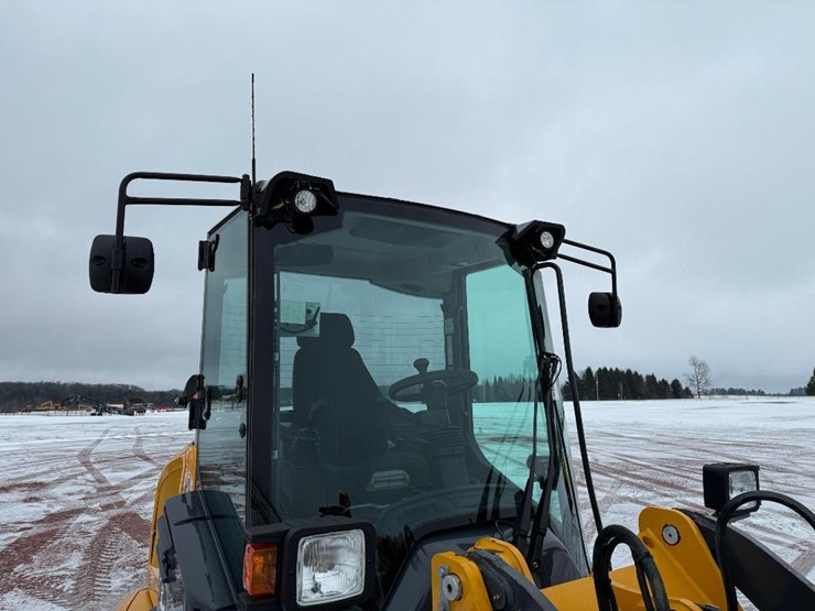 2019-deere-244l-image-17