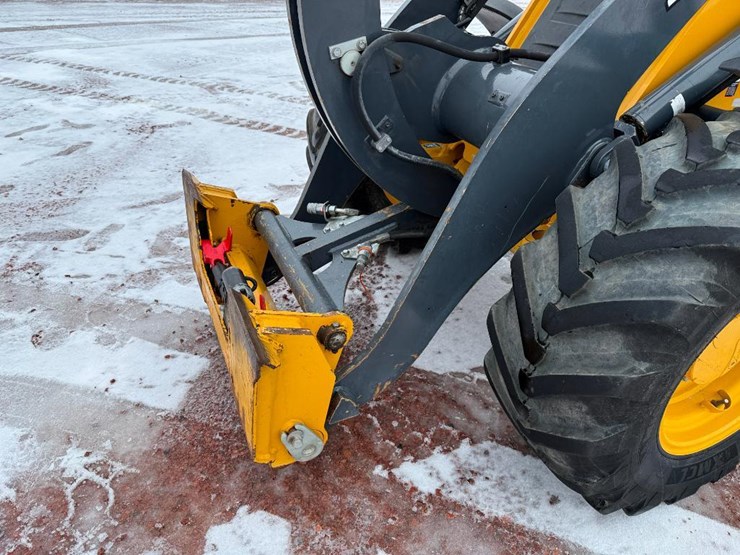 2019-deere-244l-image-40