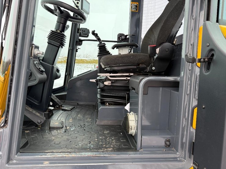 2019-deere-244l-image-51