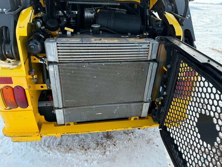 new-holland-l218-image-23