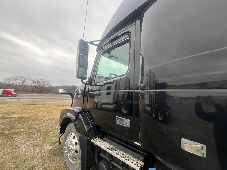 2012-volvo-vn-image-22