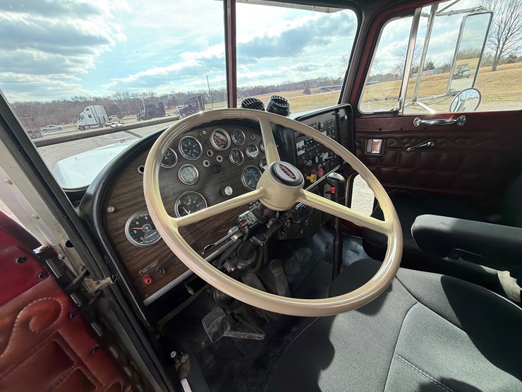 1981-peterbilt-359-image-13