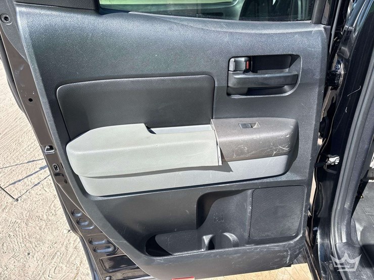 2012-toyota-tundra-sr5-image-24