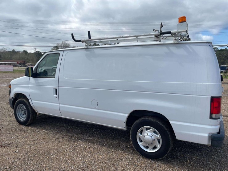 2014-ford-cargo-image-2