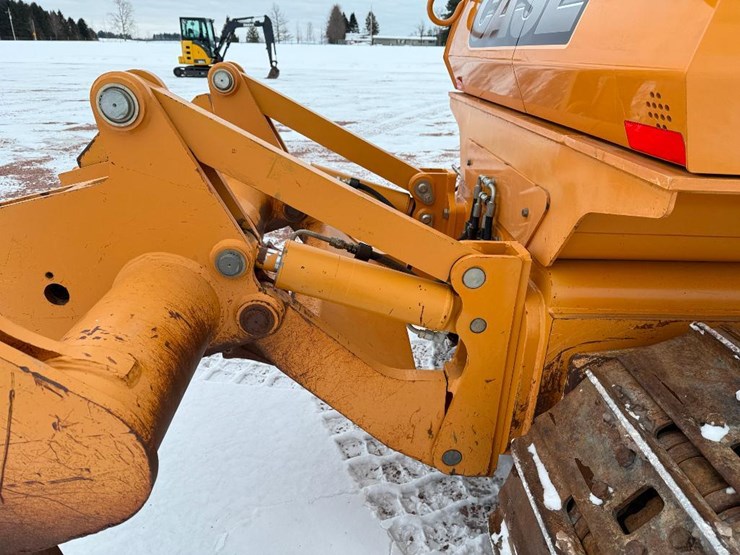 2011-case-1650l-xlt-image-19