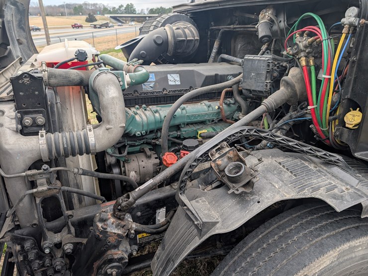 #30942-•-2015-volvo-vnl-tandem-axle-truck-tractor-image-16