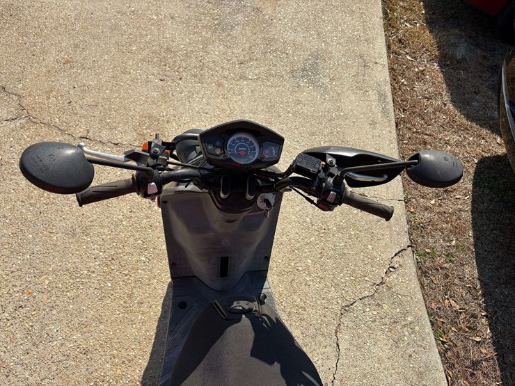 2009-yamaha-zuma-125-gas-moped-(2,532-miles)-image-11