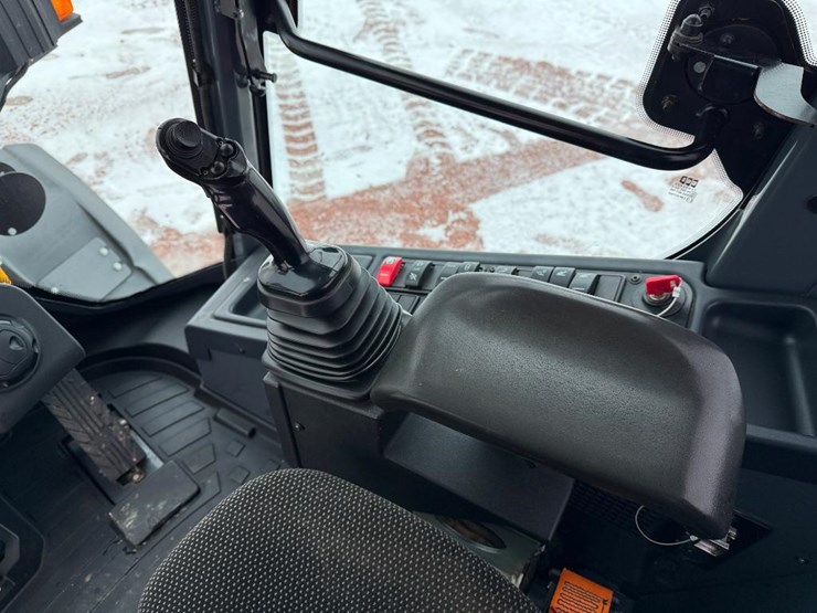 2019-deere-244l-image-58