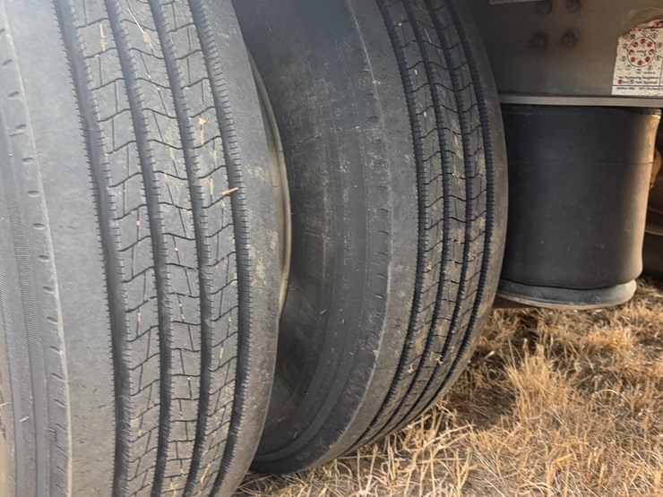 2018-wilson-livestock-trailer-image-31