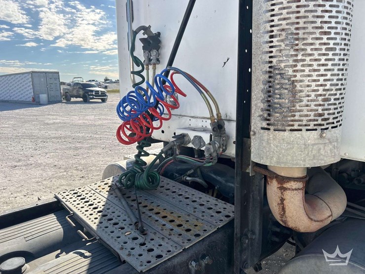 2007-freightliner-columbia-120-image-21