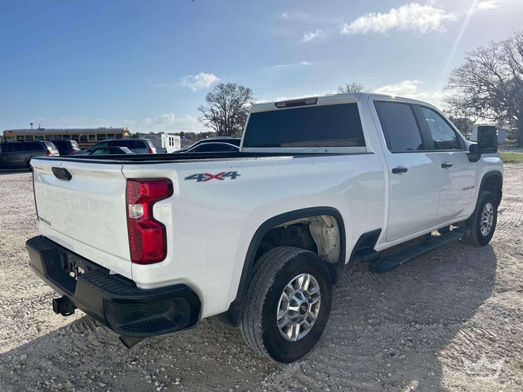 2022-chevrolet-silverado-2500-image-3