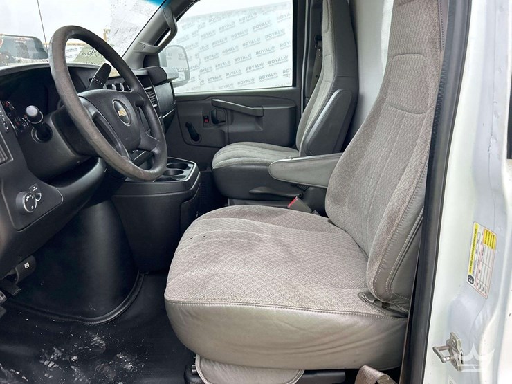 2017-chevrolet-express-3500-image-12