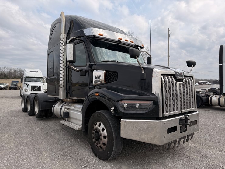 2022-western-star-49x-image-2