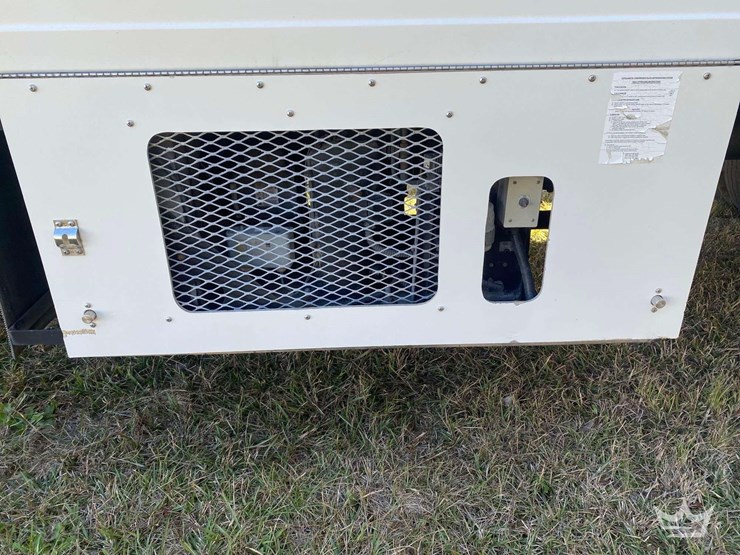 2005-freightliner-m2-106-image-13