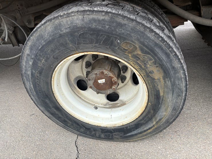 2005-gmc-t7500-image-109