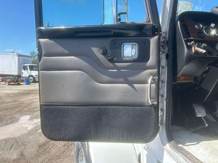 2005-peterbilt-357-image-22