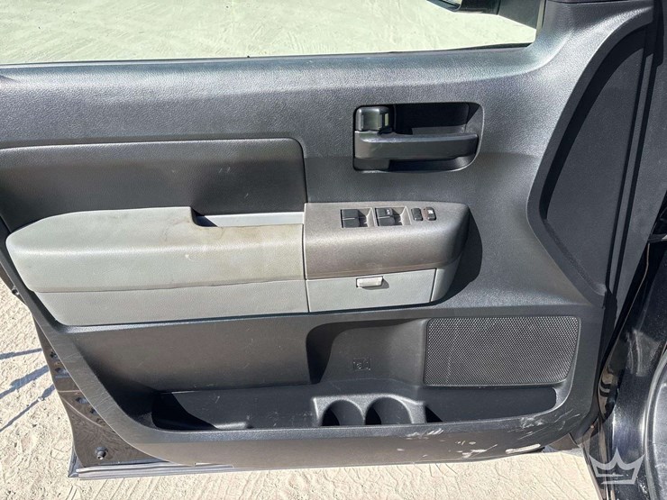 2012-toyota-tundra-sr5-image-18