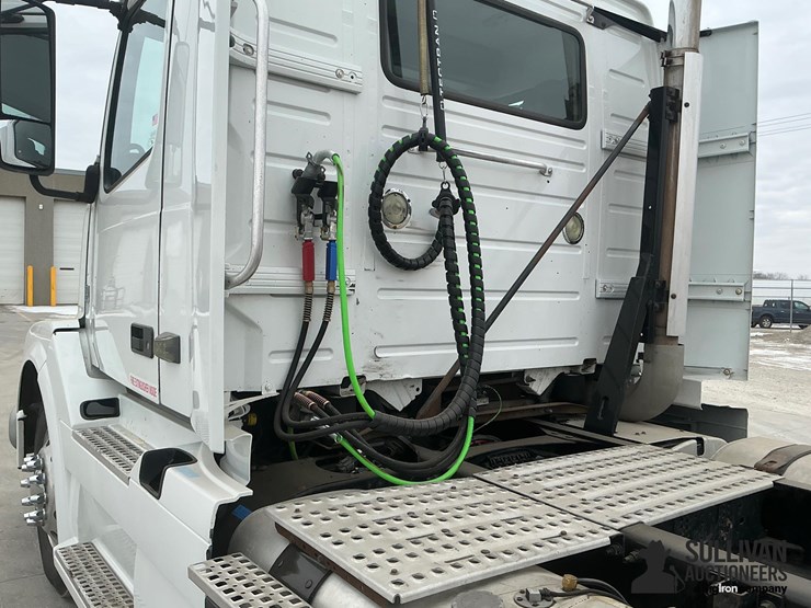 2012-volvo-vnl64t300-image-18