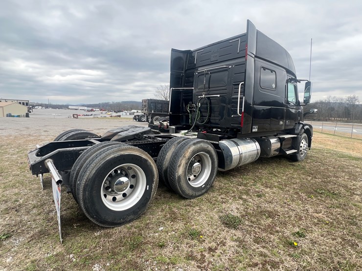 2012-volvo-vn-image-3