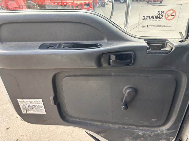 2005-gmc-t7500-image-27