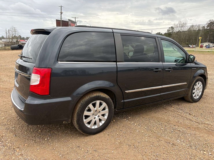 2014-chrysler-town-&-country-image-3