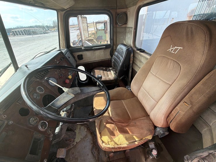 1987-peterbilt-379-image-12