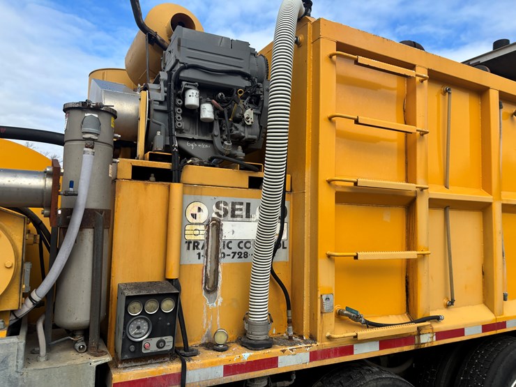 2005-gmc-t7500-image-32