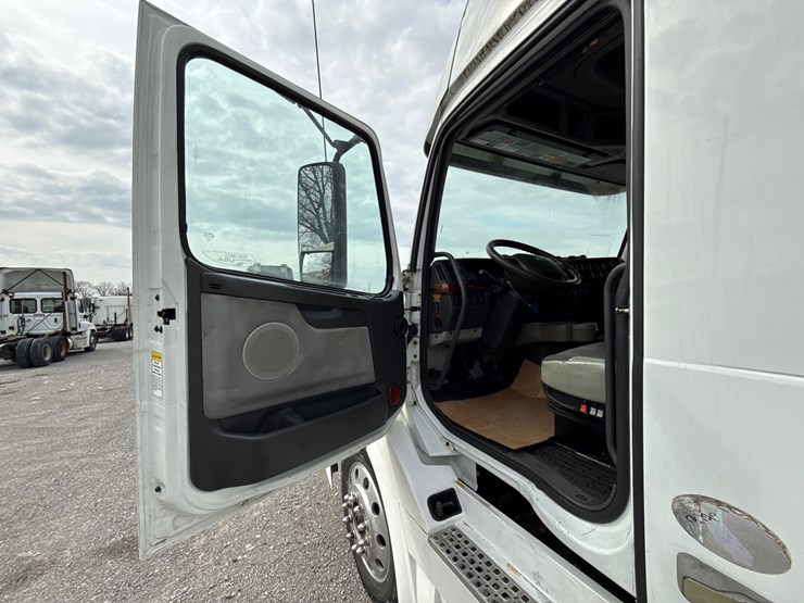 #30939-•-2012-volvo-vnl-tandem-axle-truck-tractor-image-27