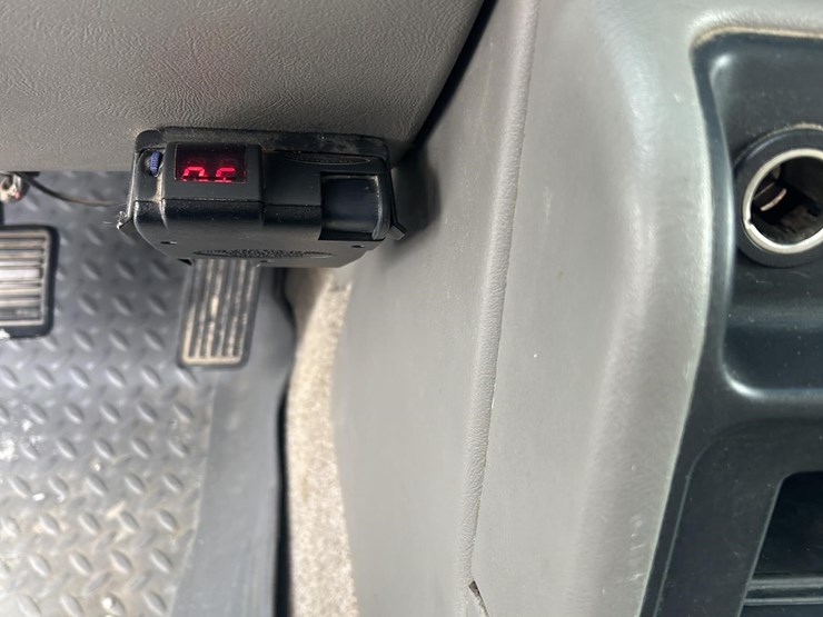 2003-chevrolet-suburban-2500-image-10