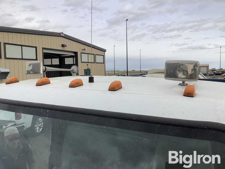 2003-freightliner-m2-106-image-17