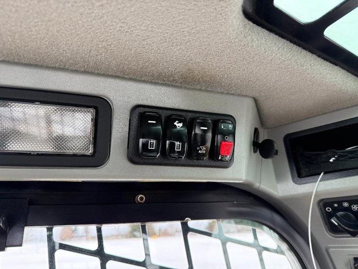 2022-caterpillar-246d3-image-35